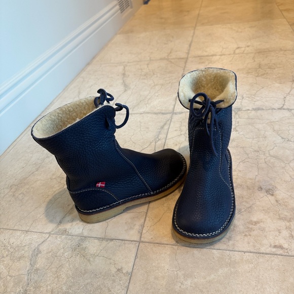 Cozy Navy Winter Boots for Women - Picture 9 of 10